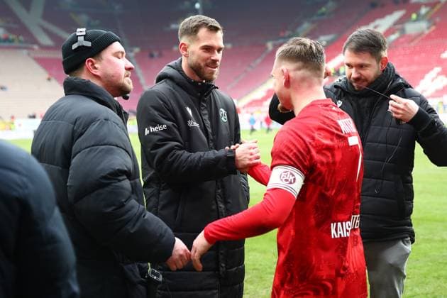 15.02.2025, xmohx, Fussball 2.Bundesliga, 1.FC Kaiserslautern - Hannover 96 v.l. Boris Tomiak (Hannover 96) Marlon Ritter (1. FC Kaiserslautern) (DFL DFB REGULATIONS PROHIBIT ANY USE OF PHOTOGRAPHS as IMAGE SEQUENCES and or QUASI-VIDEO) Kaiserslautern