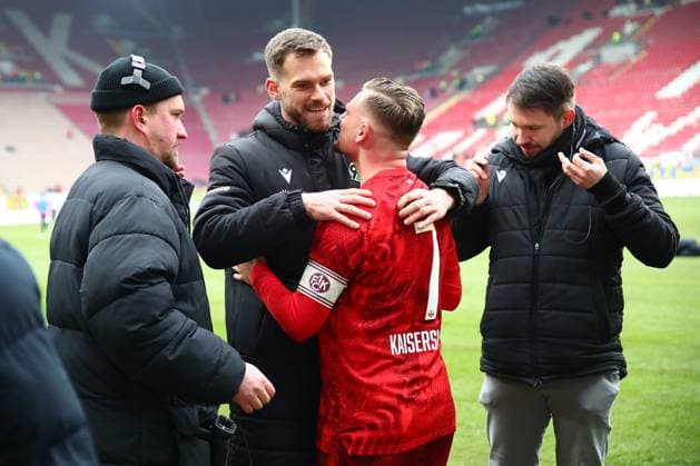 15.02.2025, xmohx, Fussball 2.Bundesliga, 1.FC Kaiserslautern - Hannover 96 v.l. Boris Tomiak (Hannover 96) Marlon Ritter (1. FC Kaiserslautern) (DFL DFB REGULATIONS PROHIBIT ANY USE OF PHOTOGRAPHS as IMAGE SEQUENCES and or QUASI-VIDEO) Kaiserslautern