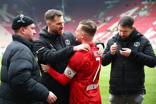 15.02.2025, xmohx, Fussball 2.Bundesliga, 1.FC Kaiserslautern - Hannover 96 v.l. Boris Tomiak (Hannover 96) Marlon Ritter (1. FC Kaiserslautern) (DFL DFB REGULATIONS PROHIBIT ANY USE OF PHOTOGRAPHS as IMAGE SEQUENCES and or QUASI-VIDEO) Kaiserslautern