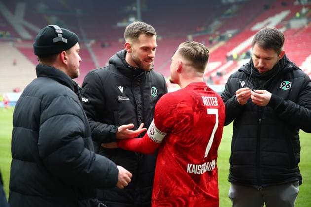 15.02.2025, xmohx, Fussball 2.Bundesliga, 1.FC Kaiserslautern - Hannover 96 v.l. Boris Tomiak (Hannover 96) Marlon Ritter (1. FC Kaiserslautern) (DFL DFB REGULATIONS PROHIBIT ANY USE OF PHOTOGRAPHS as IMAGE SEQUENCES and or QUASI-VIDEO) Kaiserslautern