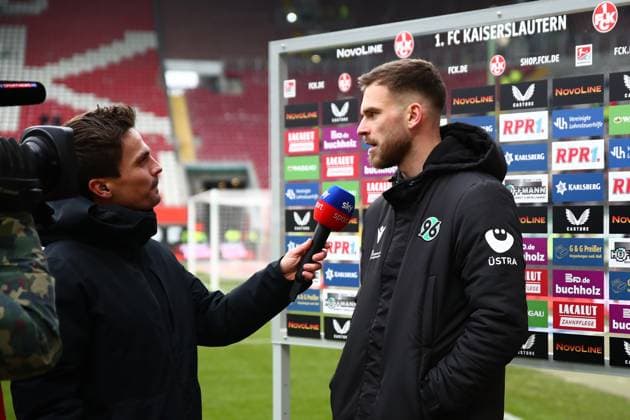 15.02.2025, xmohx, Fussball 2.Bundesliga, 1.FC Kaiserslautern - Hannover 96 v.l. Boris Tomiak (Hannover 96) (DFL DFB REGULATIONS PROHIBIT ANY USE OF PHOTOGRAPHS as IMAGE SEQUENCES and or QUASI-VIDEO) Kaiserslautern