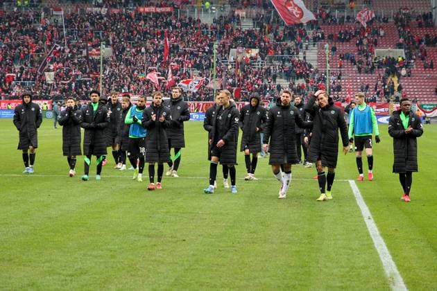 15.02.2025, xmohx, Fussball 2.Bundesliga, 1.FC Kaiserslautern - Hannover 96 v.l. Team von Hannover nach dem Spiel (DFL DFB REGULATIONS PROHIBIT ANY USE OF PHOTOGRAPHS as IMAGE SEQUENCES and or QUASI-VIDEO) Kaiserslautern