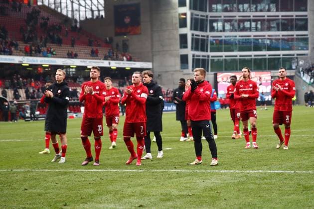 15.02.2025, xmohx, Fussball 2.Bundesliga, 1.FC Kaiserslautern - Hannover 96 v.l. Team von Kaiserslautern nach dem Spiel (DFL DFB REGULATIONS PROHIBIT ANY USE OF PHOTOGRAPHS as IMAGE SEQUENCES and or QUASI-VIDEO) Kaiserslautern