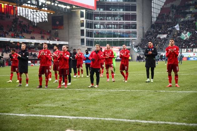 15.02.2025, xmohx, Fussball 2.Bundesliga, 1.FC Kaiserslautern - Hannover 96 v.l. Team von Kaiserslautern nach dem Spiel (DFL DFB REGULATIONS PROHIBIT ANY USE OF PHOTOGRAPHS as IMAGE SEQUENCES and or QUASI-VIDEO) Kaiserslautern