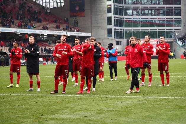 15.02.2025, xmohx, Fussball 2.Bundesliga, 1.FC Kaiserslautern - Hannover 96 v.l. Team von Kaiserslautern nach dem Spiel (DFL DFB REGULATIONS PROHIBIT ANY USE OF PHOTOGRAPHS as IMAGE SEQUENCES and or QUASI-VIDEO) Kaiserslautern