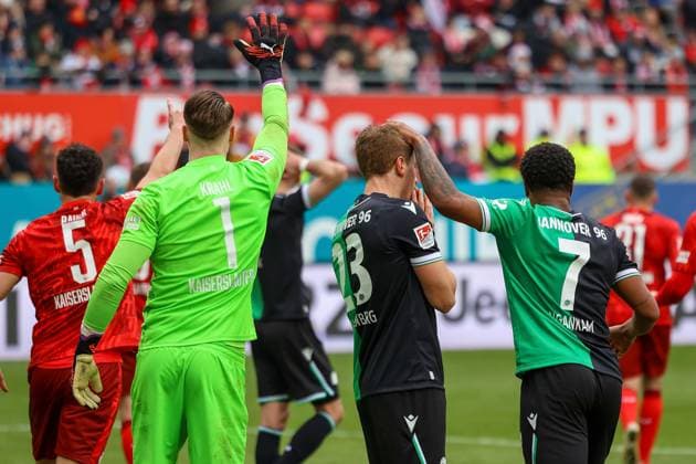 15.02.2025, xmohx, Fussball 2.Bundesliga, 1.FC Kaiserslautern - Hannover 96 v.l. Julian Krahl (1. FC Kaiserslautern) Marcel Halstenberg (Hannover 96) Jessic Ngankam (Hannover 96) (DFL DFB REGULATIONS PROHIBIT ANY USE OF PHOTOGRAPHS as IMAGE SEQUENCES and or QUASI-VIDEO) Kaiserslautern