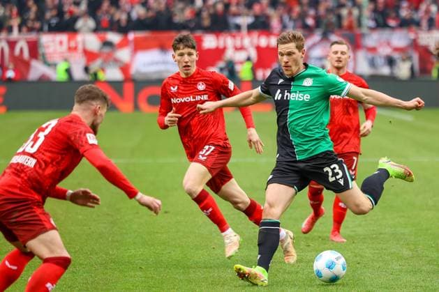 15.02.2025, xmohx, Fussball 2.Bundesliga, 1.FC Kaiserslautern - Hannover 96 v.l. Leon Robinson (1. FC Kaiserslautern) Marcel Halstenberg (Hannover 96) Zweikampf, Aktion, action, battle for the ball (DFL DFB REGULATIONS PROHIBIT ANY USE OF PHOTOGRAPHS as IMAGE SEQUENCES and or QUASI-VIDEO) Kaiserslautern