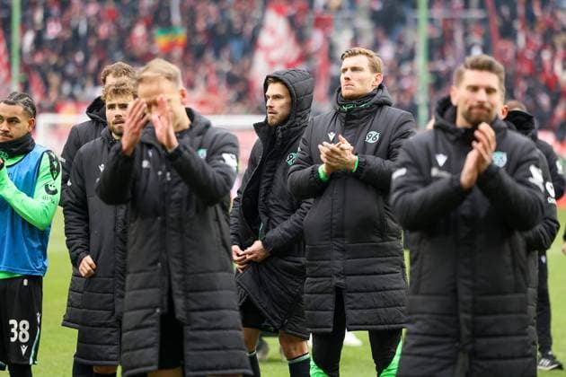 15.02.2025, xmohx, Fussball 2.Bundesliga, 1.FC Kaiserslautern - Hannover 96 v.l. Team von Hannover nach dem Spiel (DFL DFB REGULATIONS PROHIBIT ANY USE OF PHOTOGRAPHS as IMAGE SEQUENCES and or QUASI-VIDEO) Kaiserslautern