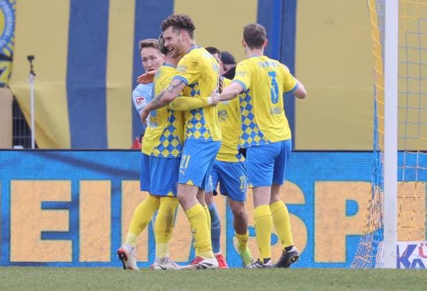 Eintracht BS vs SV Darmstadt 98 Braunschweig, 15.02.2025, Fußball, Saison 24 25, 2. Bundesliga, 22. Spieltag, Eintracht Braunschweig vs SV Darmstadt 98, Bild zeigt: Jubel Emotionen bei der Eintracht nach dem Abpfiff: Braunschweig