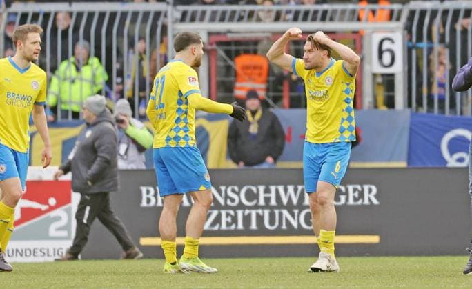 Eintracht BS vs SV Darmstadt 98 Braunschweig, 15.02.2025, Fußball, Saison 24 25, 2. Bundesliga, 22. Spieltag, Eintracht Braunschweig vs SV Darmstadt 98, Bild zeigt: Jubel Emotionen bei der Eintracht nach dem Abpfiff: Ermin Bicakcic (BTSV, 6) mit Fabio Di Michele Sanchez (BTSV, 22) Braunschweig