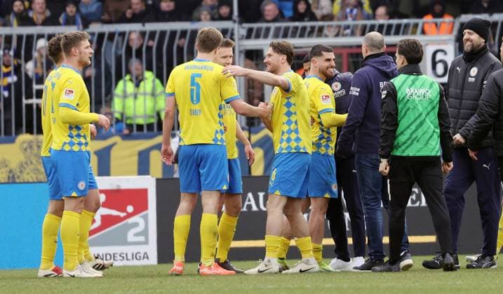 Eintracht BS vs SV Darmstadt 98 Braunschweig, 15.02.2025, Fußball, Saison 24 25, 2. Bundesliga, 22. Spieltag, Eintracht Braunschweig vs SV Darmstadt 98, Bild zeigt: Jubel Emotionen bei der Eintracht nach dem Abpfiff: Ermin Bicakcic (BTSV, 6) Braunschweig