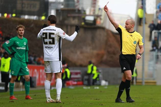 15.02.2025, xrekx, Fussball 2.Bundesliga, SV Elversberg - SpVgg Greuther Fuerth v.l. Schiedsrichter Referee Patrick Schwengers zeigt Lukas Petkov (SV 07 Elversberg) die Gelb-Rote Karte (DFL DFB REGULATIONS PROHIBIT ANY USE OF PHOTOGRAPHS as IMAGE SEQUENCES and or QUASI-VIDEO) Elversberg