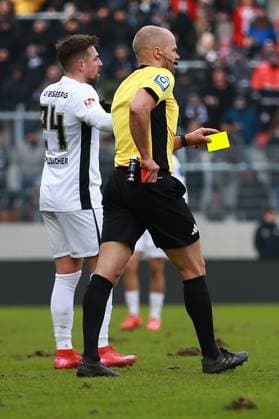 15.02.2025, xrekx, Fussball 2.Bundesliga, SV Elversberg - SpVgg Greuther Fuerth v.l. Schiedsrichter Referee Patrick Schwengers zeigt Lukas Petkov (SV 07 Elversberg) die Gelb-Rote Karte (DFL DFB REGULATIONS PROHIBIT ANY USE OF PHOTOGRAPHS as IMAGE SEQUENCES and or QUASI-VIDEO) Elversberg