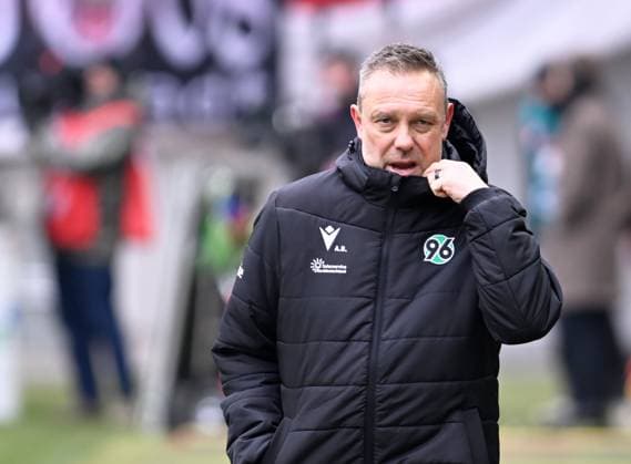 Fussball - 2. Bundesliga - Saison 2024 25 1. FC Kaiserslautern 15.02.2025 Fritz-Walter-Stadion 1. FC Kaiserslautern (fck) - Hannover 96 (h) 0:0 Trainer Andre BREITENREITER (Hannover 96) 1. FC Kaiserslautern