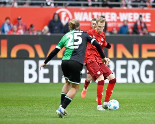 Fussball - 2. Bundesliga - Saison 2024 25 1. FC Kaiserslautern 15.02.2025 Fritz-Walter-Stadion 1. FC Kaiserslautern (fck) - Hannover 96 (h) 0:0 Lars GINDORF (Hannover 96), li, Tim BREITHAUPT (1. FC Kaiserslautern) 1. FC Kaiserslautern