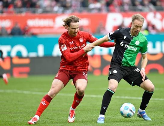 Fussball - 2. Bundesliga - Saison 2024 25 1. FC Kaiserslautern 15.02.2025 Fritz-Walter-Stadion 1. FC Kaiserslautern (fck) - Hannover 96 (h) 0:0 Jannis HEUER (1. FC Kaiserslautern), li - Havard NIELSEN (Hannover 96) 1. FC Kaiserslautern