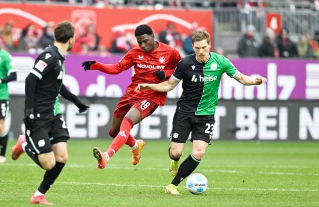 Fussball - 2. Bundesliga - Saison 2024 25 1. FC Kaiserslautern 15.02.2025 Fritz-Walter-Stadion 1. FC Kaiserslautern (fck) - Hannover 96 (h) 0:0 Faride ALIDOU (1. FC Kaiserslautern), li, - Marcel HALSTENBERG (Hannover 96) 1. FC Kaiserslautern