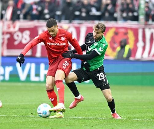 Fussball - 2. Bundesliga - Saison 2024 25 1. FC Kaiserslautern 15.02.2025 Fritz-Walter-Stadion 1. FC Kaiserslautern (fck) - Hannover 96 (h) 0:0 Jan GYAMERAH (1. FC Kaiserslautern), li - Kolja OUDENNE (Hannover 96) 1. FC Kaiserslautern