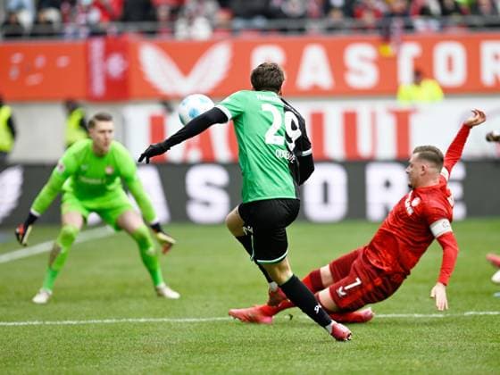 Fussball - 2. Bundesliga - Saison 2024 25 1. FC Kaiserslautern 15.02.2025 Fritz-Walter-Stadion 1. FC Kaiserslautern (fck) - Hannover 96 (h) 0:0 Marlon RITTER (1. FC Kaiserslautern), re, klärt vor Kolja OUDENNE (Hannover 96) 1. FC Kaiserslautern
