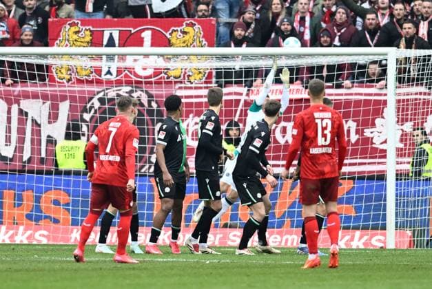 Fussball - 2. Bundesliga - Saison 2024 25 1. FC Kaiserslautern 15.02.2025 Fritz-Walter-Stadion 1. FC Kaiserslautern (fck) - Hannover 96 (h) 0:0 Ein Freistoss von Marlon RITTER (1. FC Kaiserslautern), li, geht knapp über das Tor 1. FC Kaiserslautern
