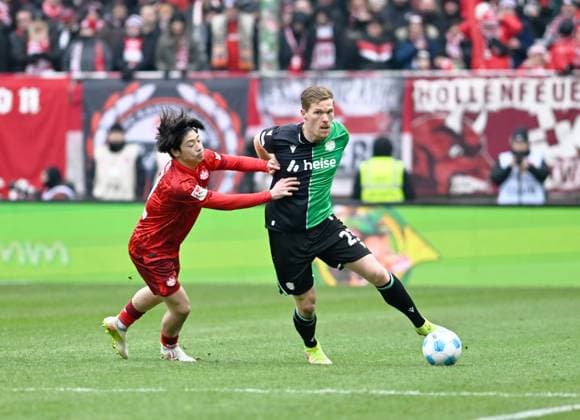 Fussball - 2. Bundesliga - Saison 2024 25 1. FC Kaiserslautern 15.02.2025 Fritz-Walter-Stadion 1. FC Kaiserslautern (fck) - Hannover 96 (h) 0:0 Daisuke YOKOTA (1. FC Kaiserslautern), li Marcel HALSTENBERG (Hannover 96) 1. FC Kaiserslautern