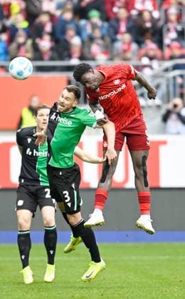 Fussball - 2. Bundesliga - Saison 2024 25 1. FC Kaiserslautern 15.02.2025 Fritz-Walter-Stadion 1. FC Kaiserslautern (fck) - Hannover 96 (h) 0:0 Boris TOMIAK (Hannover 96), li - Ragnar ACHE (1. FC Kaiserslautern) 1. FC Kaiserslautern