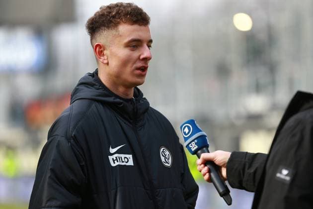 15.02.2025, xrekx, Fussball 2.Bundesliga, SV Elversberg - SpVgg Greuther Fuerth v.l. Fisnik Asllani (SV 07 Elversberg) im Interview nach dem Spiel (DFL DFB REGULATIONS PROHIBIT ANY USE OF PHOTOGRAPHS as IMAGE SEQUENCES and or QUASI-VIDEO) Elversberg