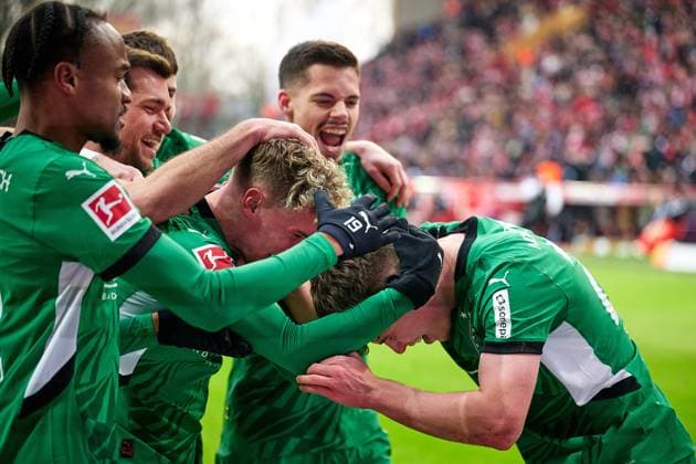 Sport Bilder des Tages Lukas Ullrich (Borussia Moenchengladbach, 26), jubelt nach Tor zum 1:0, mit Robin Hack (Borussia Moenchengladbach, 25), und Mannschaft, GER, 1. FC Union Berlin vs. Borussia Moenchengladbach, Fussball Herren, 1. Bundesliga, Saison 2024 2025, 22. Spieltag, 15.02.2025 (DFL REGULATIONS PROHIBIT ANY USE OF PHOTOGRAPHS AS IMAGE SEQUENCES AND OR QUASI - VIDEO). GER, 1. FC Union Berlin vs. Borussia Moenchengladbach, Fussball Herren, 1. Bundesliga, Saison 2024 2025, 22. Spieltag, 15.02.2025 Berlin