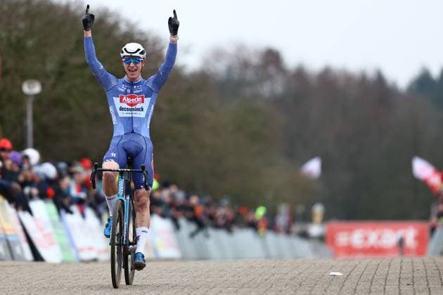 Sport Bilder des Tages Belgian Niels Vandeputte celebrates as he crosses the finish line to win the men s elite race of the cyclocross cycling event, race 7 7 in the Exact Cross competition, Saturday 15 February 2025 in Sint-Niklaas. DAVIDxPINTENS  x112510059x