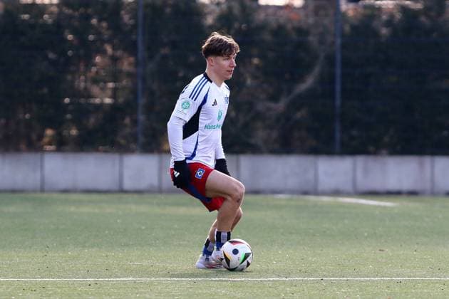 8 Moritz Reimers (Hamburger SV U19) Fußball I Junioren I U19 DFB-Nachwuchsliga I Saison 2024-2025 I Hauptrunde Liga A, Gruppe C, 3. Spieltag I Hamburger SV U19 - Eintracht Frankfurt U19 I 15.02.2025 I Alexander-Otto-Akademie *** 8 Moritz Reimers Hamburger SV U19 Football I Juniors I U19 DFB Youth League I Season 2024 2025 I Main Round League A, Group C, Matchday 3 I Hamburger SV U19 Eintracht Frankfurt U19 I 15 02 2025 I Alexander Otto Academy