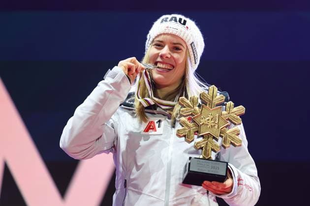 ALPINE SKIING - FIS Ski WC Saalbach 2025 SAALBACH,AUSTRIA,15.FEB.25 - ALPINE SKIING - FIS Alpine World Ski Championships Saalbach 2025, slalom, ladies, medal plaza, award ceremony. Image shows the rejoicing of Katharina Liensberger (AUT). Keywords: medal.  GEPAxpictures xHaraldxSteiner