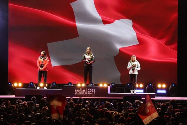 Sport Bilder des Tages ALPINE SKIING - FIS Ski WC Saalbach 2025 SAALBACH,AUSTRIA,15.FEB.25 - ALPINE SKIING - FIS Alpine World Ski Championships Saalbach 2025, slalom, ladies, medal plaza, award ceremony. Image shows the rejoicing of Wendy Holdener (SUI), Camille Rast (SUI) and Katharina Liensberger (AUT). Keywords: medal.  GEPAxpictures xWolfgangxGrebien