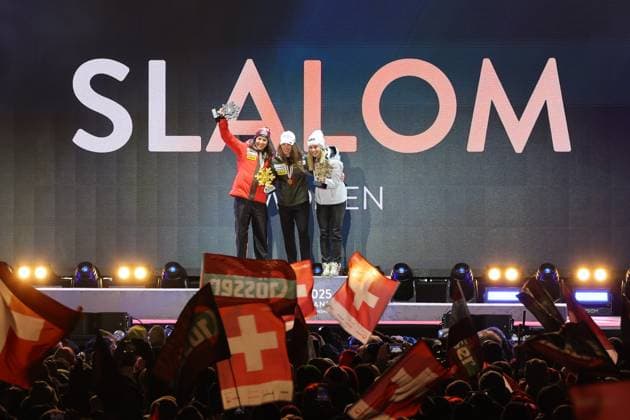 ALPINE SKIING - FIS Ski WC Saalbach 2025 SAALBACH,AUSTRIA,15.FEB.25 - ALPINE SKIING - FIS Alpine World Ski Championships Saalbach 2025, slalom, ladies, medal plaza, award ceremony. Image shows the rejoicing of Wendy Holdener (SUI), Camille Rast (SUI) and Katharina Liensberger (AUT). Keywords: medal.  GEPAxpictures xWolfgangxGrebien