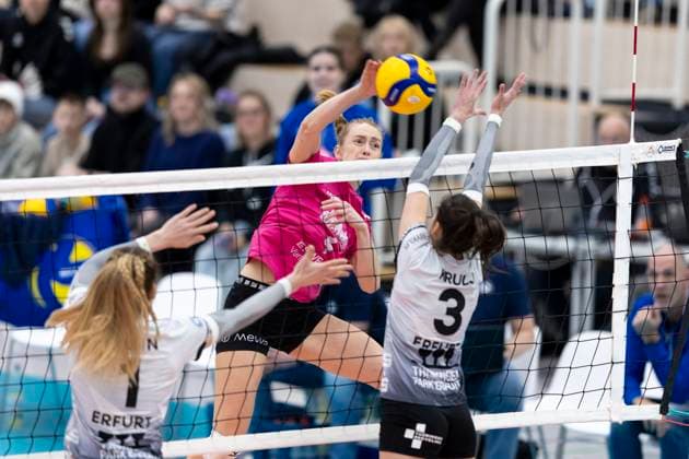 1. Volleyball Bundesliga Frauen: Schwarz-Weiss Erfurt vs. VC Wiesbaden; Erfurt; 15.02.2025 Tanja Großer ( 4; VC Wiesbaden) gegen Alina Zellin ( 1; Schwarz-Weiss Erfurt) (links) und Ana Krulj ( 3; Schwarz-Weiss Erfurt) (rechts) 1. Volleyball Bundesliga Frauen: Schwarz-Weiss Erfurt vs. VC Wiesbaden; Riethsporthalle Erfurt; 15.02.2025 Copyright: xBEAUTIFULxSPORTS Duehringx