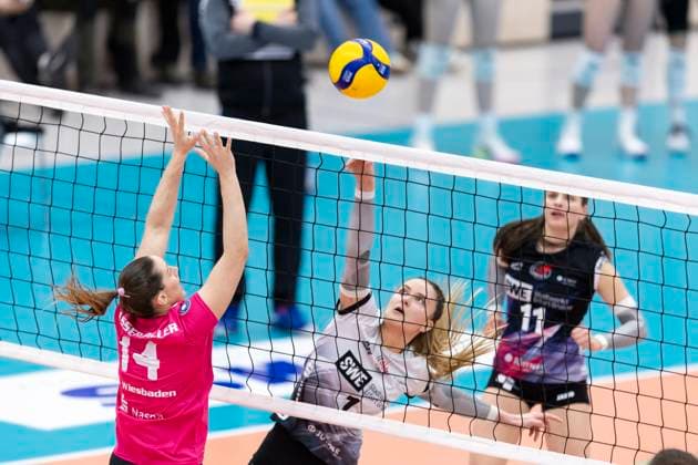 1. Volleyball Bundesliga Frauen: Schwarz-Weiss Erfurt vs. VC Wiesbaden; Erfurt; 15.02.2025 Alina Zellin ( 1; Schwarz-Weiss Erfurt) gegen Jonna Wasserfaller ( 14; VC Wiesbaden) 1. Volleyball Bundesliga Frauen: Schwarz-Weiss Erfurt vs. VC Wiesbaden; Riethsporthalle Erfurt; 15.02.2025 Copyright: xBEAUTIFULxSPORTS Duehringx