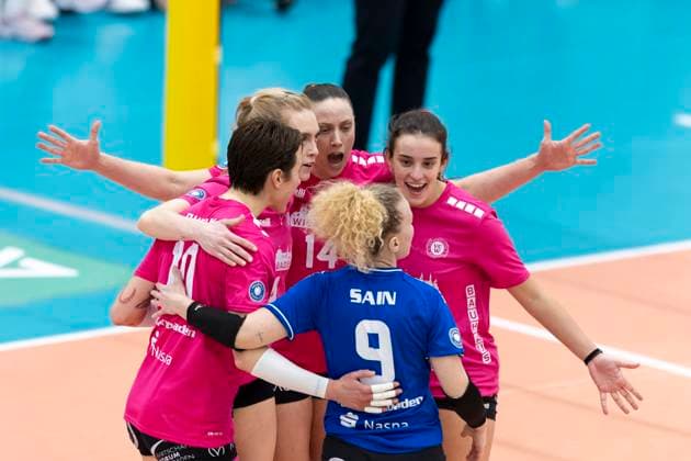 1. Volleyball Bundesliga Frauen: Schwarz-Weiss Erfurt vs. VC Wiesbaden; Erfurt; 15.02.2025 Jubel, VC Wiesbaden 1. Volleyball Bundesliga Frauen: Schwarz-Weiss Erfurt vs. VC Wiesbaden; Riethsporthalle Erfurt; 15.02.2025 Copyright: xBEAUTIFULxSPORTS Duehringx