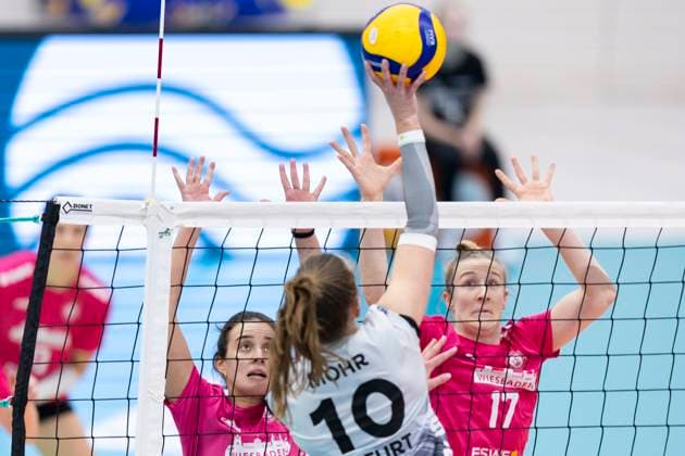 1. Volleyball Bundesliga Frauen: Schwarz-Weiss Erfurt vs. VC Wiesbaden; Erfurt; 15.02.2025 Pia Mohr ( 10; Schwarz-Weiss Erfurt) gegen Ana-Marija Jonjev ( 22; VC Wiesbaden) (links) und Rachel Joy Gomez ( 17; VC Wiesbaden) (rechts) 1. Volleyball Bundesliga Frauen: Schwarz-Weiss Erfurt vs. VC Wiesbaden; Riethsporthalle Erfurt; 15.02.2025 Copyright: xBEAUTIFULxSPORTS Duehringx
