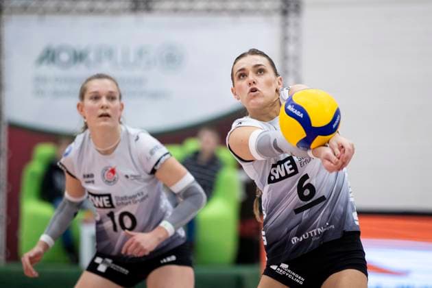 1. Volleyball Bundesliga Frauen: Schwarz-Weiss Erfurt vs. VC Wiesbaden; Erfurt; 15.02.2025 Kira Thomsen ( 6; Schwarz-Weiss Erfurt) (rechts) und Pia Mohr ( 10; Schwarz-Weiss Erfurt) (links) 1. Volleyball Bundesliga Frauen: Schwarz-Weiss Erfurt vs. VC Wiesbaden; Riethsporthalle Erfurt; 15.02.2025 Copyright: xBEAUTIFULxSPORTS Duehringx