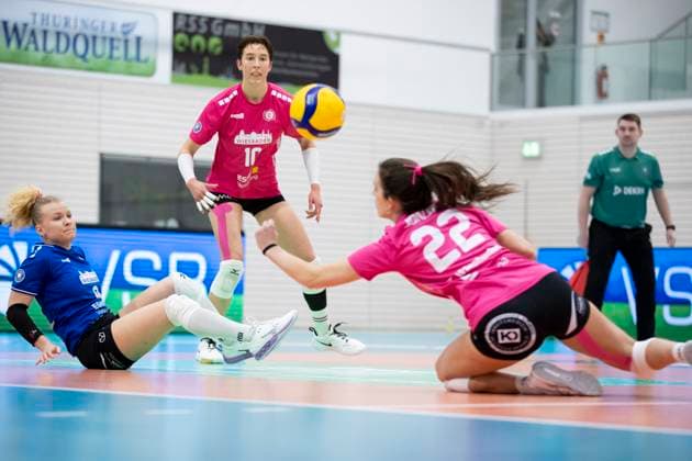 1. Volleyball Bundesliga Frauen: Schwarz-Weiss Erfurt vs. VC Wiesbaden; Erfurt; 15.02.2025 Rene Sain ( 9; VC Wiesbaden) (links), Olivia Rusek ( 10; VC Wiesbaden) (Bildmitte) und Ana-Marija Jonjev ( 22; VC Wiesbaden) (rechts) 1. Volleyball Bundesliga Frauen: Schwarz-Weiss Erfurt vs. VC Wiesbaden; Riethsporthalle Erfurt; 15.02.2025 Copyright: xBEAUTIFULxSPORTS Duehringx