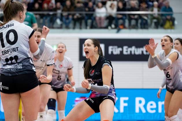 1. Volleyball Bundesliga Frauen: Schwarz-Weiss Erfurt vs. VC Wiesbaden; Erfurt; 15.02.2025 Jubel, Mia Anna Stauß ( 11; Schwarz-Weiss Erfurt) (Bildmitte) mit Pia Mohr ( 10; Schwarz-Weiss Erfurt) (links) und Mannschaft 1. Volleyball Bundesliga Frauen: Schwarz-Weiss Erfurt vs. VC Wiesbaden; Riethsporthalle Erfurt; 15.02.2025 Copyright: xBEAUTIFULxSPORTS Duehringx