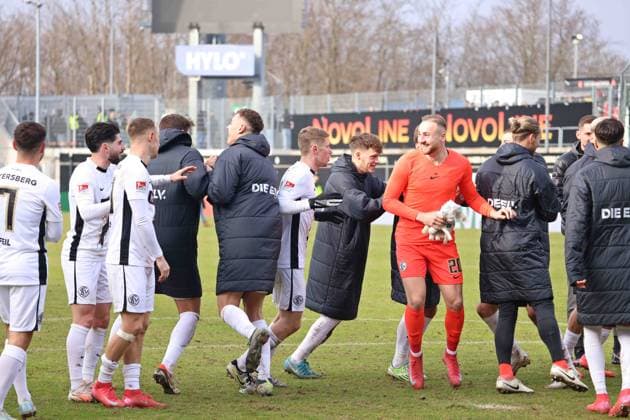 15.02.2025, Fussball, Herren, 2. Bundesliga, Saison 2024 2025, SV 07 Elversberg - SpVgg Greuther Fürth, Die Spieler der SV 07 Elversberg feiern nach dem Spiel den Sieg, Schlussjubel Elversberg Ursapharm-Arena an der Kaiserlinde Saarland Deutschland (DE)