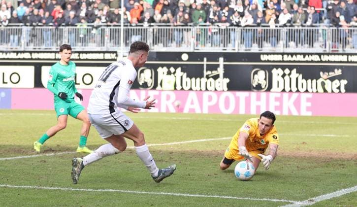 15.02.2025, Fussball, Herren, 2. Bundesliga, Saison 2024 2025, SV 07 Elversberg - SpVgg Greuther Fürth, Fisnik Asllani (SV 07 Elversberg) legt sich den Ball zu weit vor, Nahuel Noll (SpVgg Greuther Fürth) Elversberg Ursapharm-Arena an der Kaiserlinde Saarland Deutschland (DE)