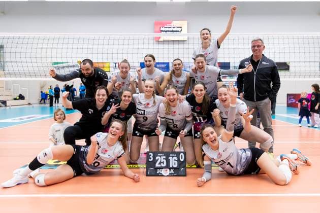 Sport Bilder des Tages 1. Volleyball Bundesliga Frauen: Schwarz-Weiss Erfurt vs. VC Wiesbaden; Erfurt; 15.02.2025 Siegerfoto Schwarz-Weiss Erfurt 1. Volleyball Bundesliga Frauen: Schwarz-Weiss Erfurt vs. VC Wiesbaden; Riethsporthalle Erfurt; 15.02.2025 Copyright: xBEAUTIFULxSPORTS Duehringx