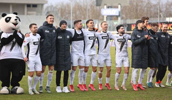 15.02.2025, Fussball, Herren, 2. Bundesliga, Saison 2024 2025, SV 07 Elversberg - SpVgg Greuther Fürth, Die Spieler der SV 07 Elversberg feiern vor der Fankurve den Sieg, Schlussjubel, Manuel Feil (SV 07 Elversberg), Fisnik Asllani (SV 07 Elversberg), Carlo Sickinger (SV 07 Elversberg), Luca Schnellbacher (SV 07 Elversberg), Frederik Schmahl (SV 07 Elversberg), Maurice Neubauer (SV 07 Elversberg), Semih Sahin (SV 07 Elversberg), Muhammed Damar (SV 07 Elversberg), Maximilian Rohr (SV 07 Elversberg), Robin Fellhauer (SV 07 Elversberg), Tim Boss (SV 07 Elversberg) Elversberg Ursapharm-Arena an der Kaiserlinde Saarland Deutschland (DE)