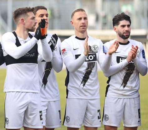 15.02.2025, Fussball, Herren, 2. Bundesliga, Saison 2024 2025, SV 07 Elversberg - SpVgg Greuther Fürth, Die Spieler der SV 07 Elversberg feiern vor der Fankurve den Sieg, Schlussjubel, Luca Schnellbacher (SV 07 Elversberg), Frederik Schmahl (SV 07 Elversberg), Maurice Neubauer (SV 07 Elversberg), Semih Sahin (SV 07 Elversberg) Elversberg Ursapharm-Arena an der Kaiserlinde Saarland Deutschland (DE)