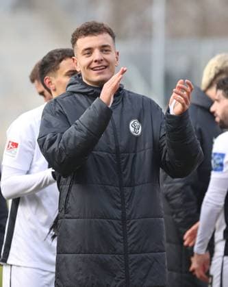 15.02.2025, Fussball, Herren, 2. Bundesliga, Saison 2024 2025, SV 07 Elversberg - SpVgg Greuther Fürth, Die Spieler der SV 07 Elversberg feiern vor der Fankurve den Sieg, Schlussjubel, Fisnik Asllani (SV 07 Elversberg) Elversberg Ursapharm-Arena an der Kaiserlinde Saarland Deutschland (DE)