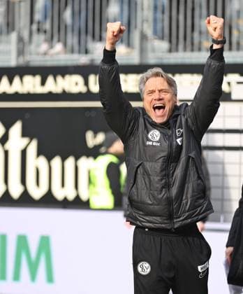 15.02.2025, Fussball, Herren, 2. Bundesliga, Saison 2024 2025, SV 07 Elversberg - SpVgg Greuther Fürth, Trainer Horst Steffen (SV 07 Elversberg) jubelt, ballt die Fäuste, schreit seine Freude raus Elversberg Ursapharm-Arena an der Kaiserlinde Saarland Deutschland (DE)