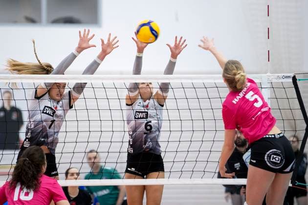1. Volleyball Bundesliga Frauen: Schwarz-Weiss Erfurt vs. VC Wiesbaden; Erfurt; 15.02.2025 Alina Zellin ( 1; Schwarz-Weiss Erfurt) (links) und Kira Thomsen ( 6; Schwarz-Weiss Erfurt) (Bildmitte) und Hannah Hartmann ( 5; VC Wiesbaden) 1. Volleyball Bundesliga Frauen: Schwarz-Weiss Erfurt vs. VC Wiesbaden; Riethsporthalle Erfurt; 15.02.2025 Copyright: xBEAUTIFULxSPORTS Duehringx