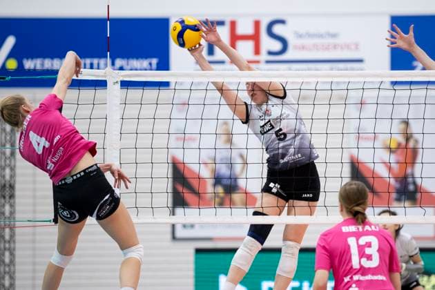 Sport Bilder des Tages 1. Volleyball Bundesliga Frauen: Schwarz-Weiss Erfurt vs. VC Wiesbaden; Erfurt; 15.02.2025 Tanja Großer ( 4; VC Wiesbaden) gegen Isabella Noble ( 5; Schwarz-Weiss Erfurt) 1. Volleyball Bundesliga Frauen: Schwarz-Weiss Erfurt vs. VC Wiesbaden; Riethsporthalle Erfurt; 15.02.2025 Copyright: xBEAUTIFULxSPORTS Duehringx