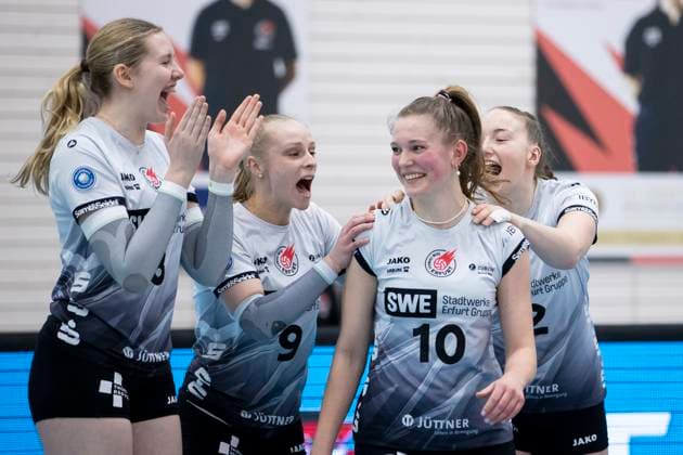 1. Volleyball Bundesliga Frauen: Schwarz-Weiss Erfurt vs. VC Wiesbaden; Erfurt; 15.02.2025 von links, Lea Feistritzer ( 8; Schwarz-Weiss Erfurt), Antonia Greskamp ( 9; Schwarz-Weiss Erfurt), Pia Mohr ( 10; Schwarz-Weiss Erfurt) und Tabea-Éliane Dreiack ( 12; Schwarz-Weiss Erfurt) 1. Volleyball Bundesliga Frauen: Schwarz-Weiss Erfurt vs. VC Wiesbaden; Riethsporthalle Erfurt; 15.02.2025 Copyright: xBEAUTIFULxSPORTS Duehringx